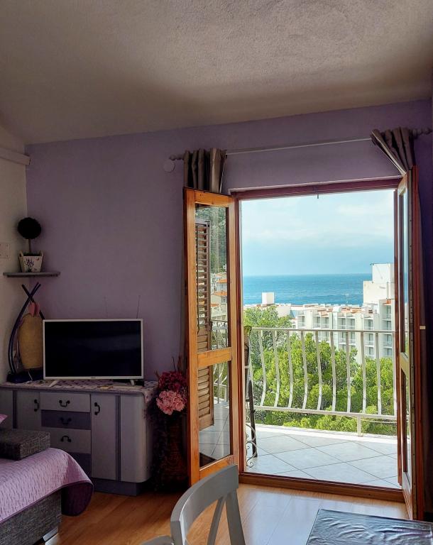Soba s izlazom na balkon i pogledom na more