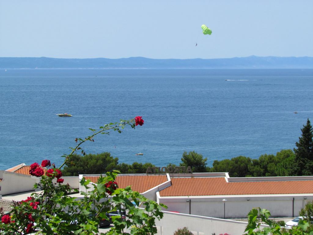 Pogled na more preko krovova